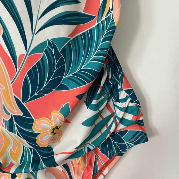 LIKE NEW BEAUTIFUL JANTZEN SWIMSUIT! - Picture 4 of 7